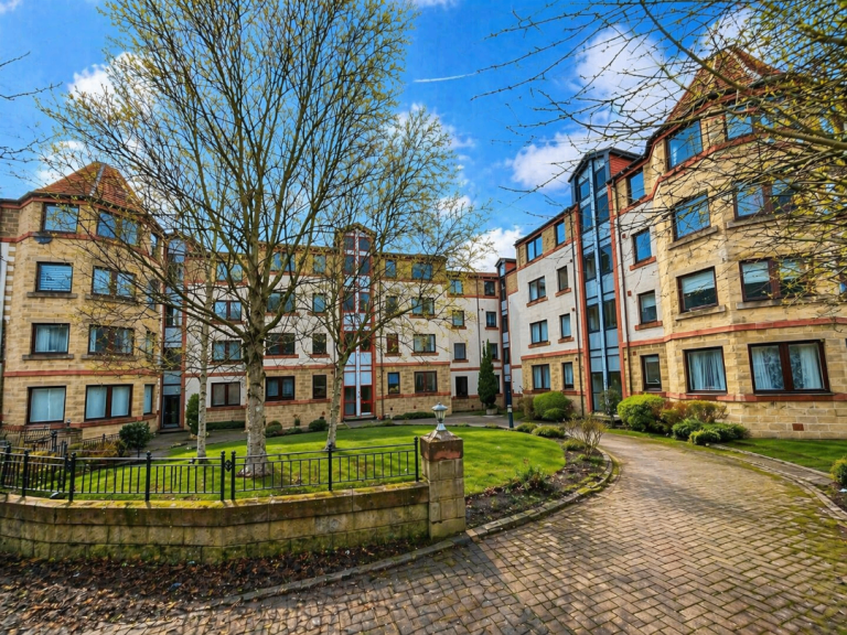  Two-bedroom unfurnished flat with residents parking. Dalgety Road, Meadowbank 