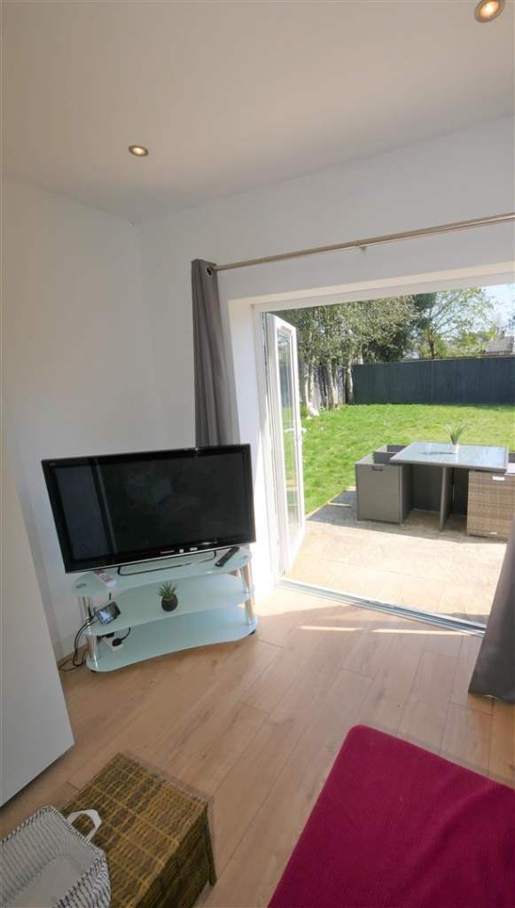Modern Studio Ground floor garden Flat to let in an apartments located near the Lansdowne