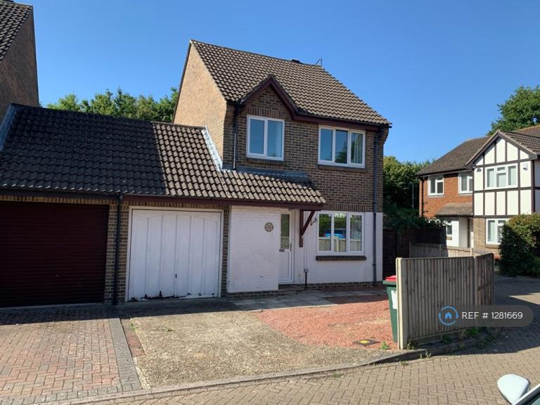 3 bedroom house in Windmill Court, Crawley, RH10 (3 bed) (#1281669)