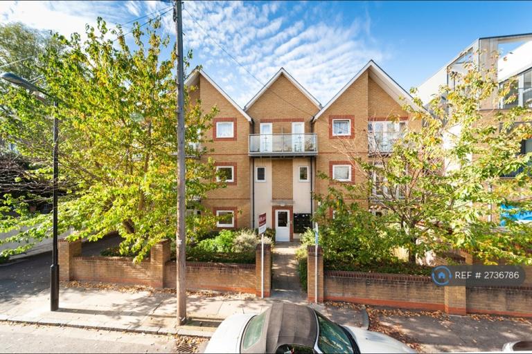 1 bedroom flat in Gordon Road, London, SE15 (1 bed) (#2736786)