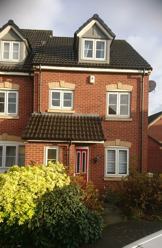 LARGE 3 BED CORNER HOUSE-TILED FLOOR DOWNSTAIRS+ LAMINATE IN BEDROOM+ LANDINGS-BONUS AFTER 12 MONTHS