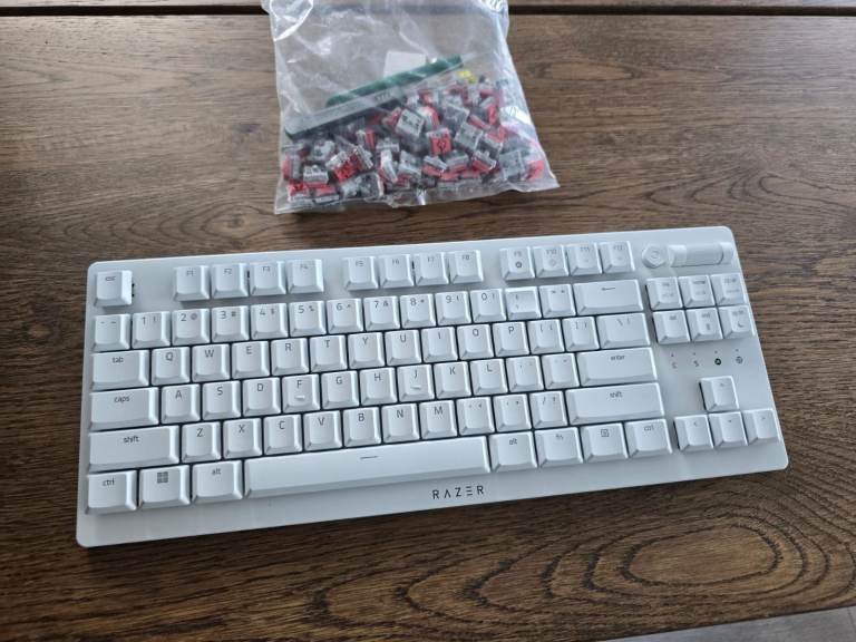 Razer DeathStalker V2 Pro Tenkeyless White Edition Wireless (w/ premium Keychron switches)