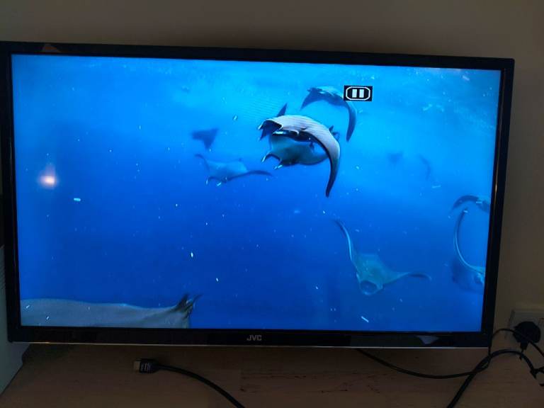 JVC LT-32C675 32" Smart LED TV with Built-in DVD Player