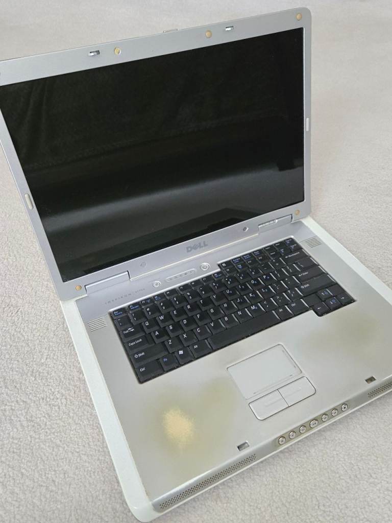 Vintage Dell Inspiron 9400 Laptop - Full HD 17'' Display - Working condition!