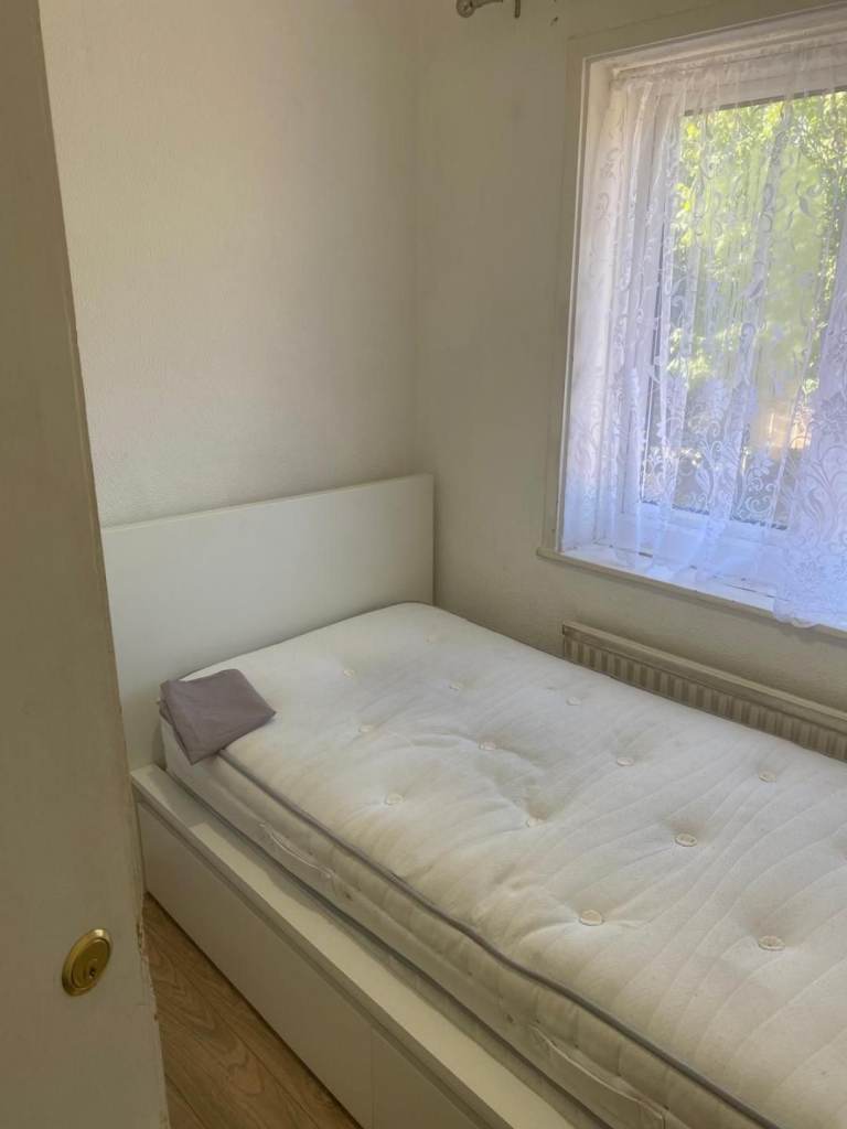 Single furnished room available in Bromley — £620 pcm, all bills included.