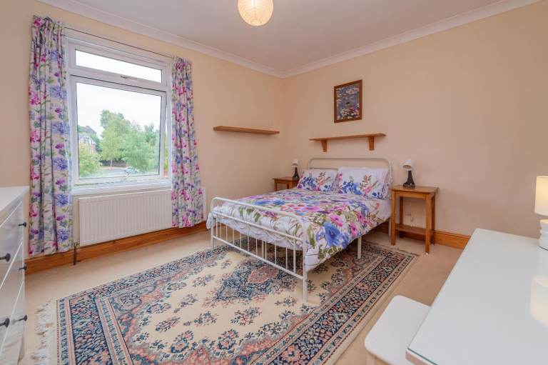 Spacious 3 bed fully furnished house available short or long stay no contract required