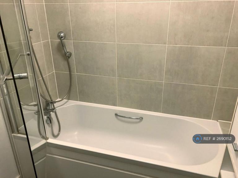 2 bedroom flat in Verona House, Mitcham, CR4 (2 bed) (#2690152)