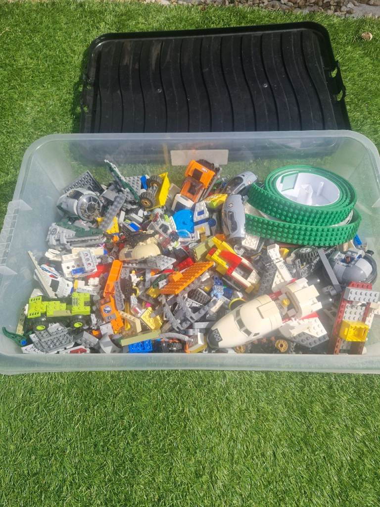 Big lego box mix of star wars/lego city/other