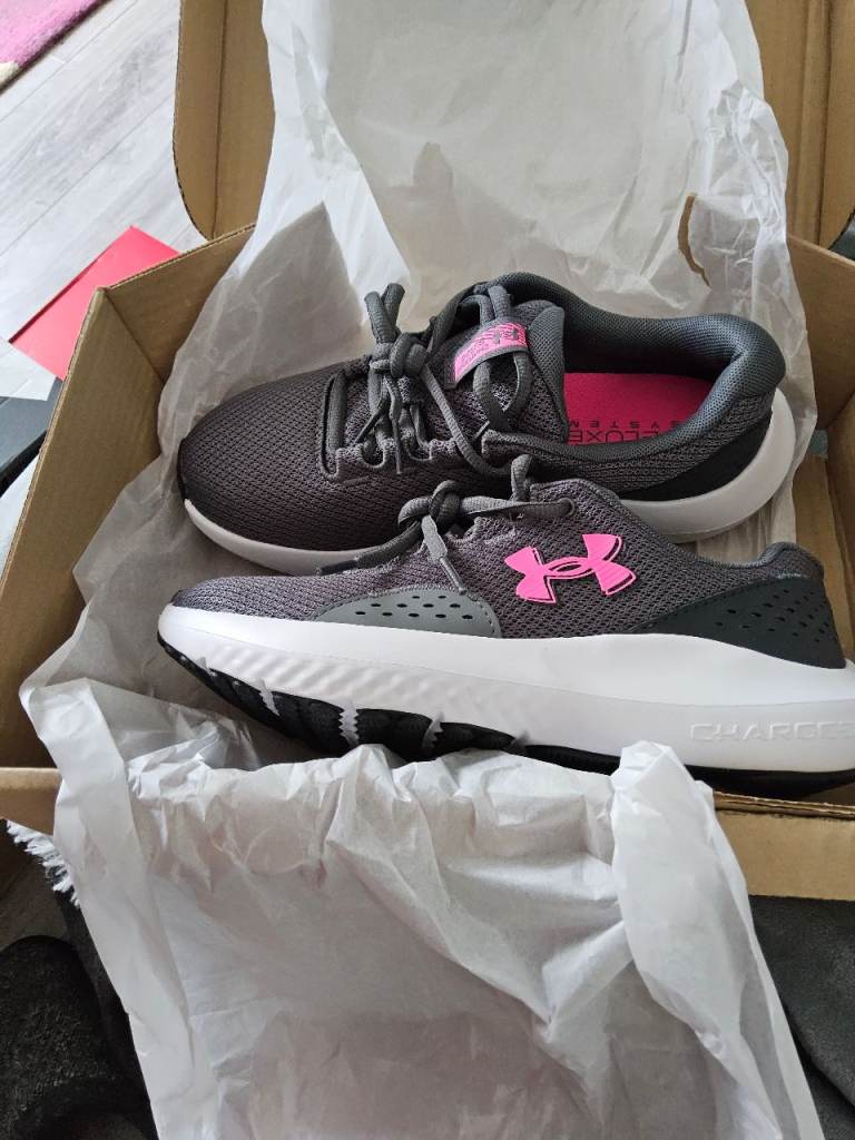 Womens size 4 under armour trainers 