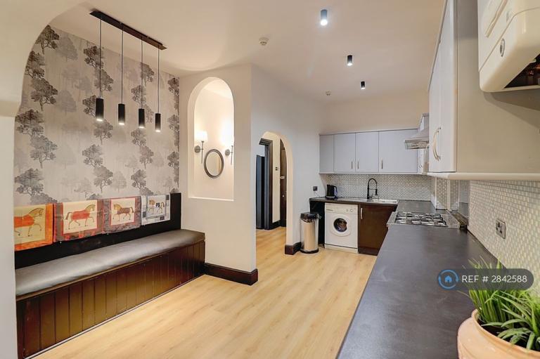 2 bedroom flat in Bembridge Crescent, Portsmouth, PO4 (2 bed) (#2842588)