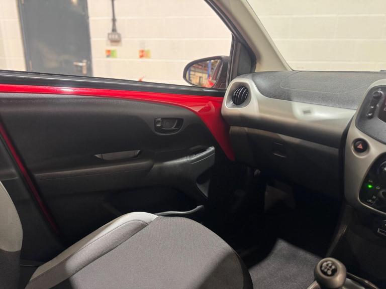 2015 Toyota AYGO 1.0 VVT-i x-play Euro 5 5dr Euro 5 HATCHBACK Petrol Manual