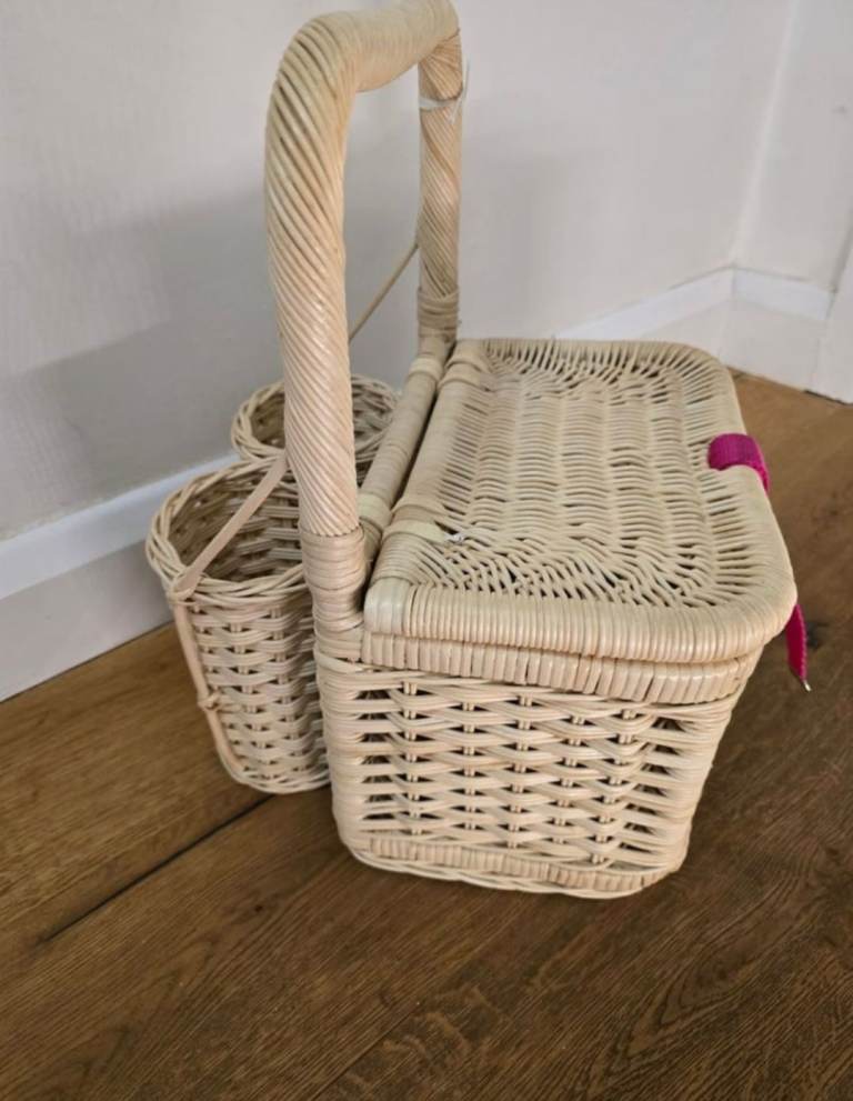 Wicker picnic/wine carrier