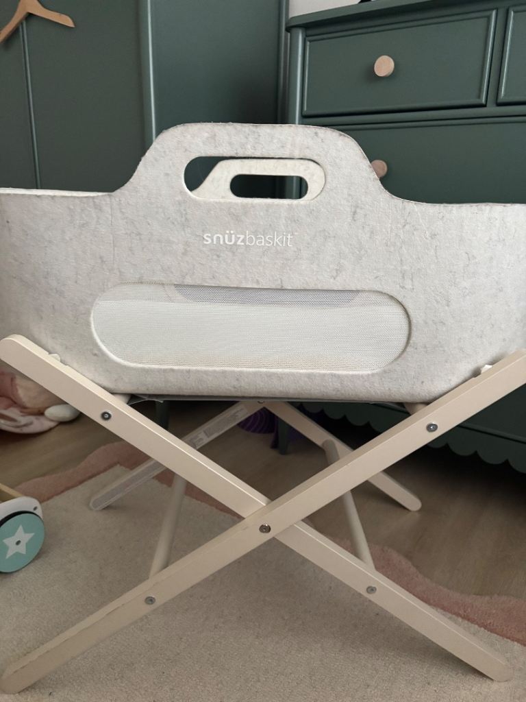 Snuzbasket Bassinet with Stand – Excellent Condition