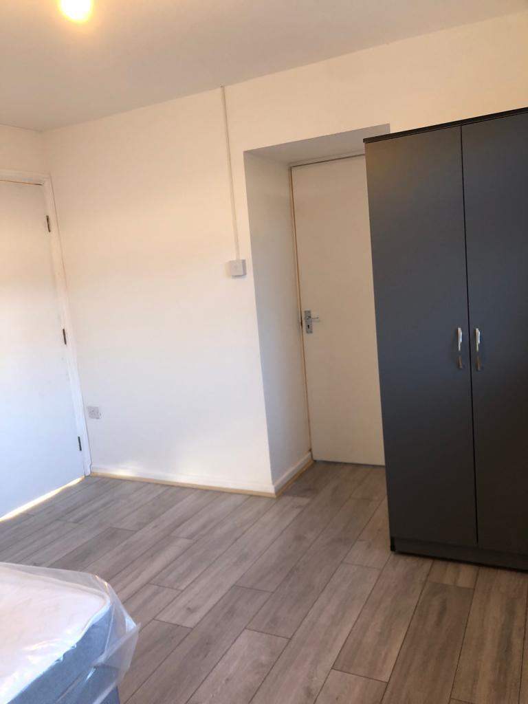 Room to Let in A nice Clean House - SS14 1QA, Basildon.