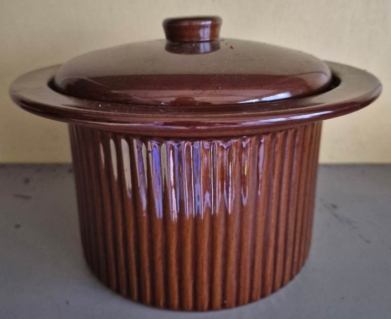 vintage brown ribbed stoneware oven dish with lid. 