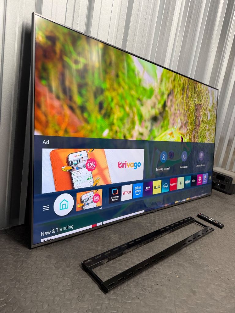 Samsung 75 inch 4k crystal UHD smart tv with wall bracket 