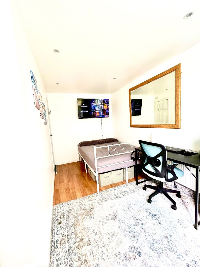 Double Room by the Beach – Own Bathroom & Bills Included