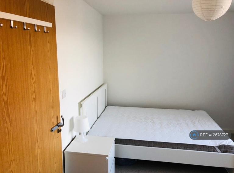 1 bedroom in Cotton Close, Colliers Wood/Wimbledon, CR4 (#2678727)