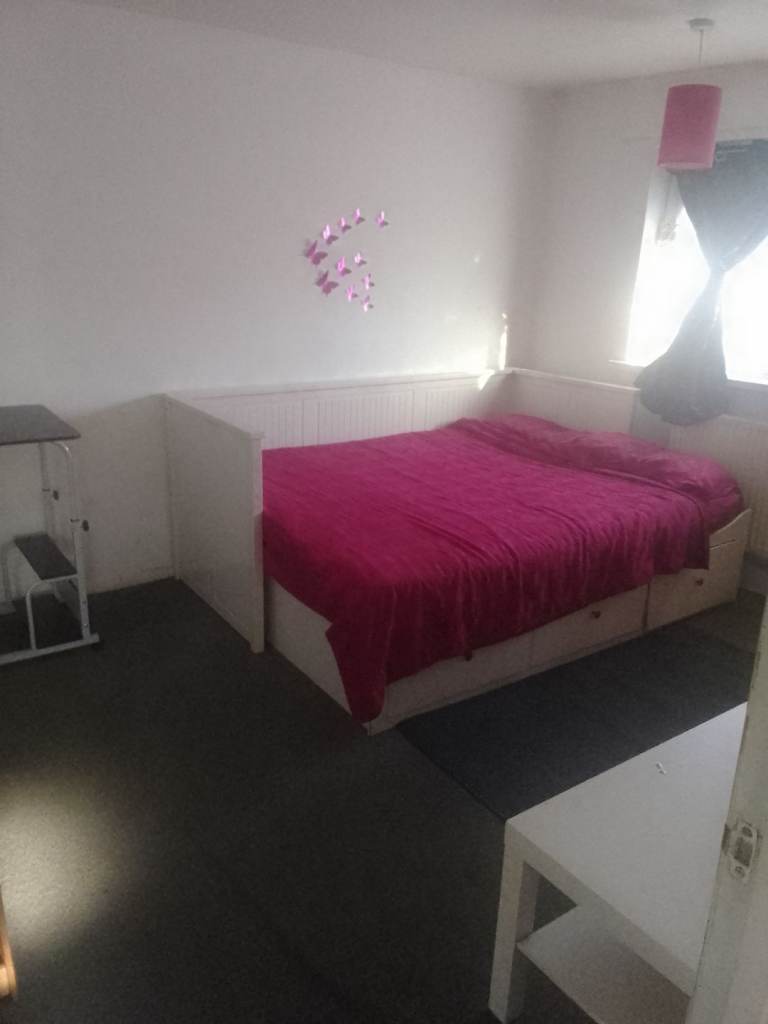 Large double room for rent 