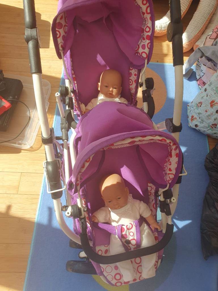 Double pushchair with 2 baby dolls