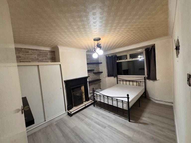 Large double room All Bills &wifi included. Kingston / newmolden 