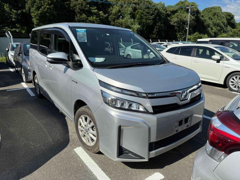  Toyota Voxy Petrol/Electric Hybrid Automatic