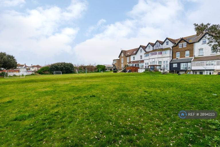 2 bedroom flat in Beach Rise, Westgate-On-Sea, CT8 (2 bed) (#2894223)