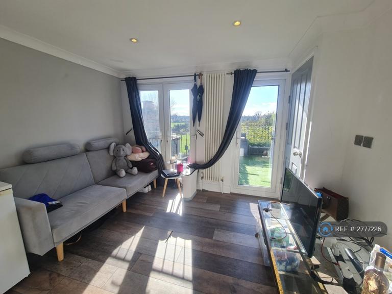 Studio flat in Fairlawn Road, London, SW19 (#2777226)