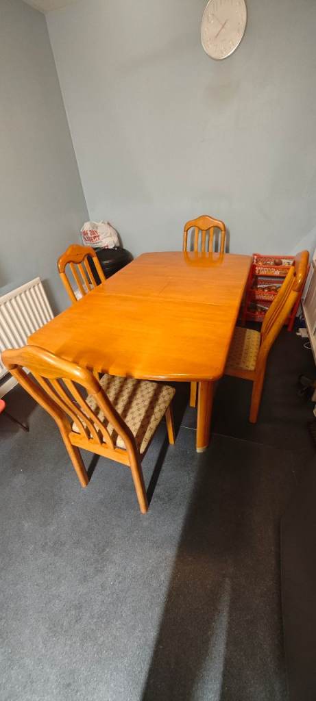 Wooden Extendable Dining Table  with 4 Chairs (RRP:£299)