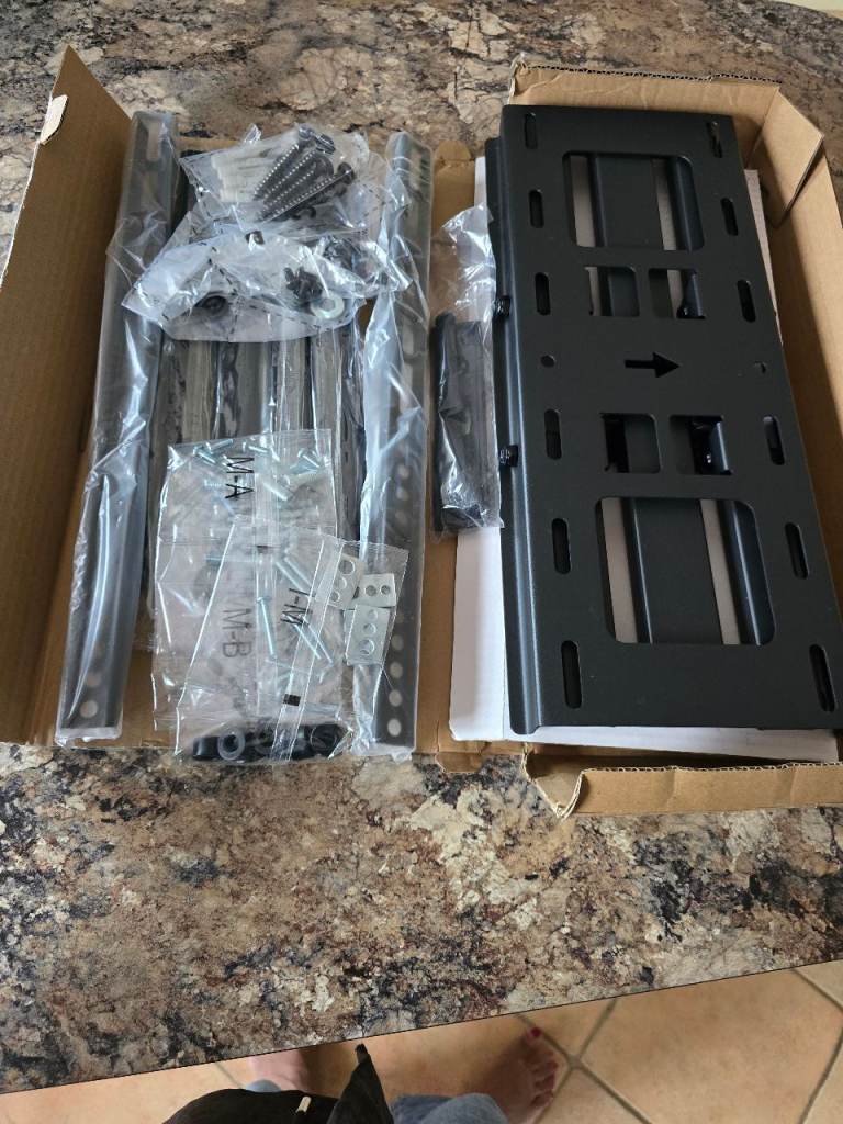 Wall mounted tv bracket