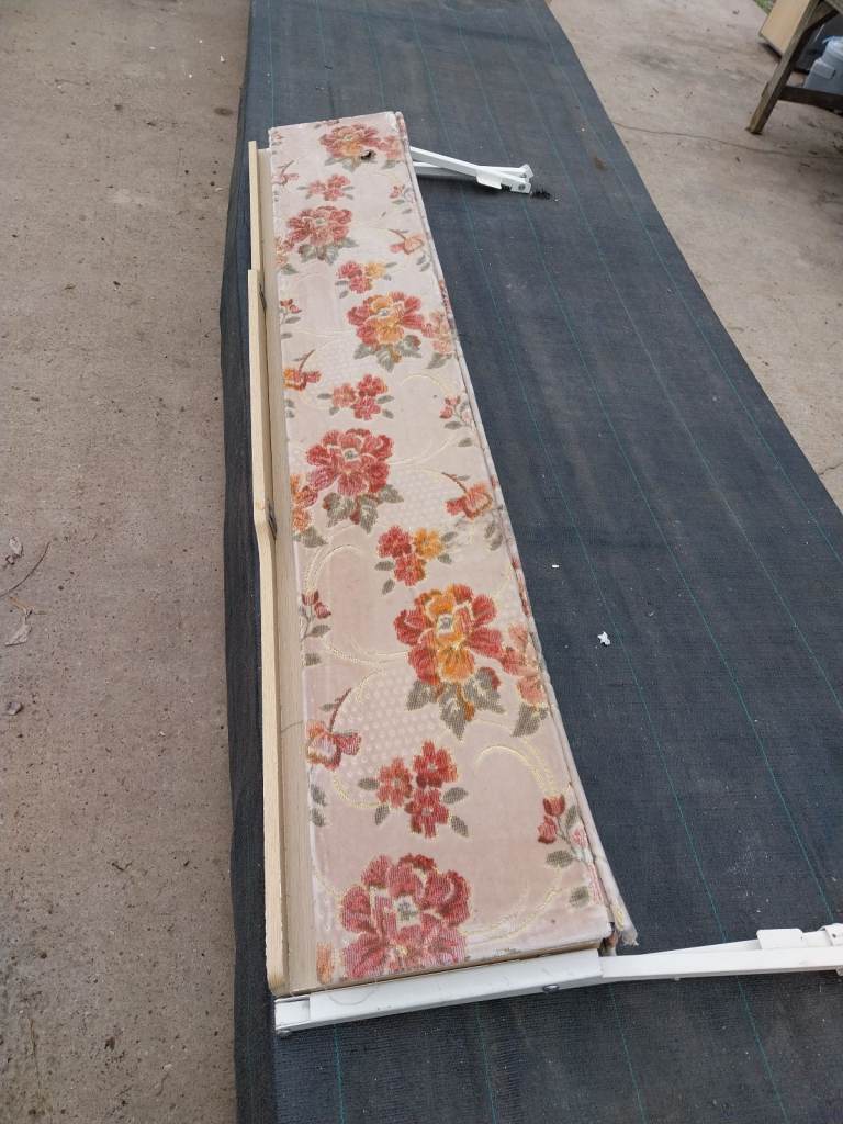 Caravan bunk bed assembly 