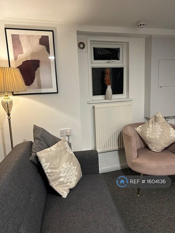 1 bedroom flat in Mount Pleasant, Chatham, ME5 (1 bed) (#1604136)