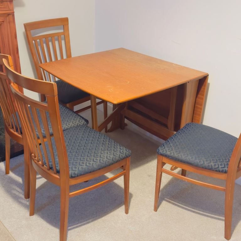 Foldable dining table with 4chairs