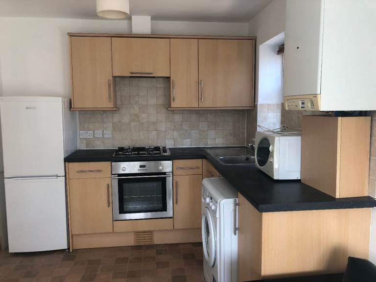 MODERN ONE BEDROOM, HANWORTH ROAD, CLOSE TO TUBE