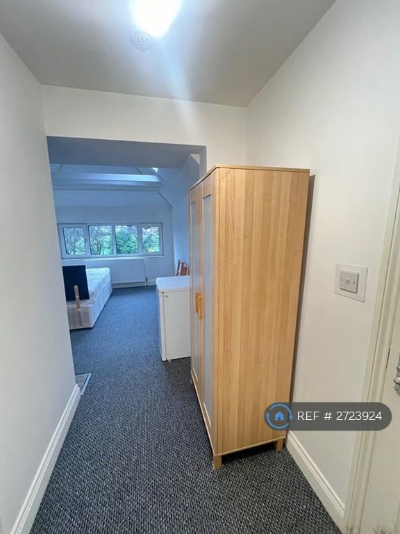 Studio flat in The Vale, London, NW11 (#2723924)