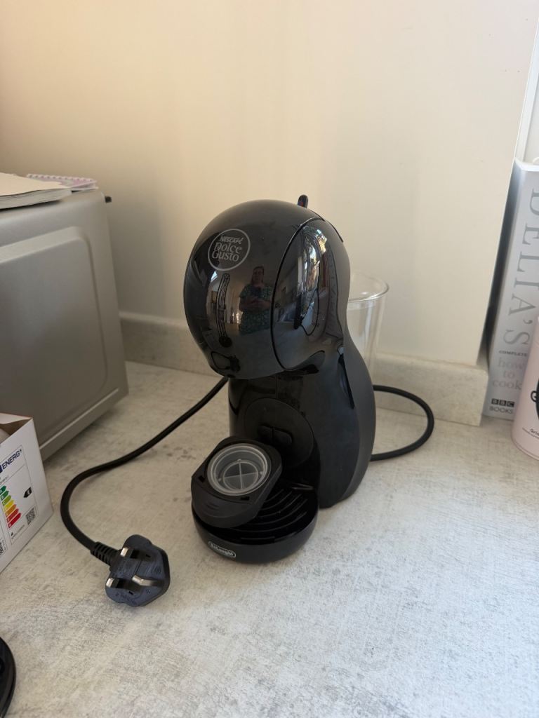 Nescafe Dolce Gusto machine & Nespresso pods stand