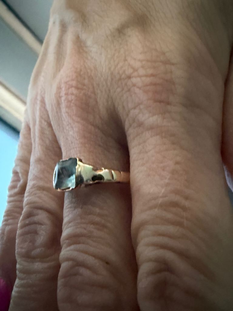 Lovely ladies 9ct gold and stone ring 