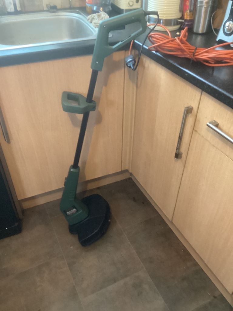 Black and decker trim and edge strimmer