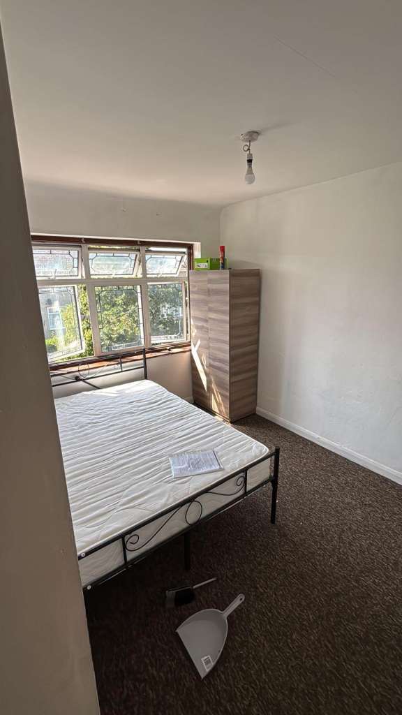 Spacious & Cosy Double Room For Rent AT RM9 5UP