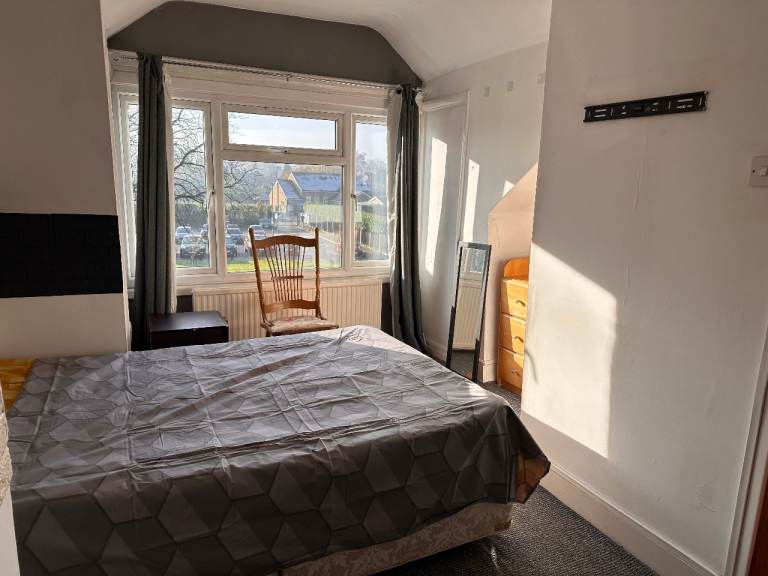 Ensuite double room close to BR shops and Windsor town