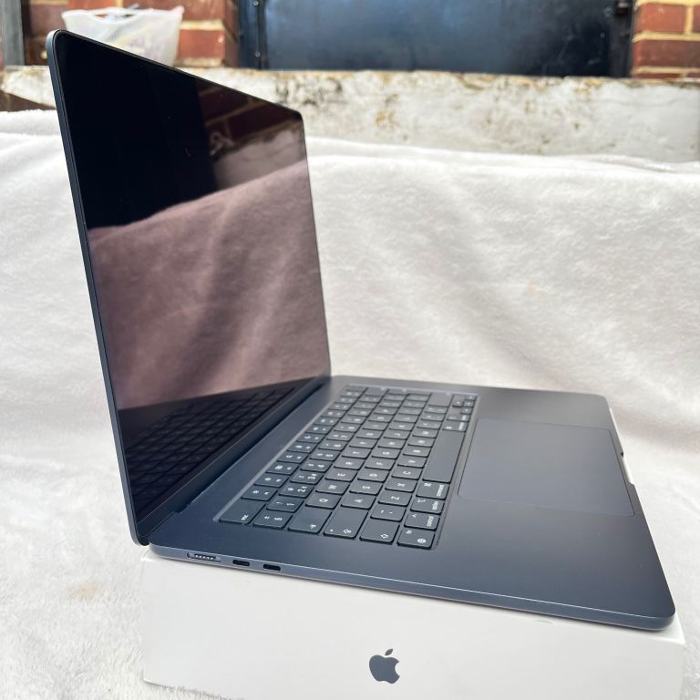 2024 MacBook Air 15” ( M3 - 16GB - 500GB SSD - 100% Battery) Apple accidental Warranty 