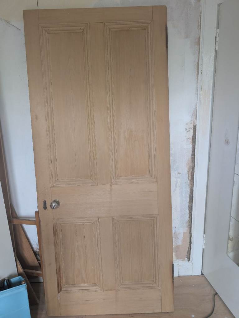 Wooden Internal Victorian Door with Handle – Good Condition