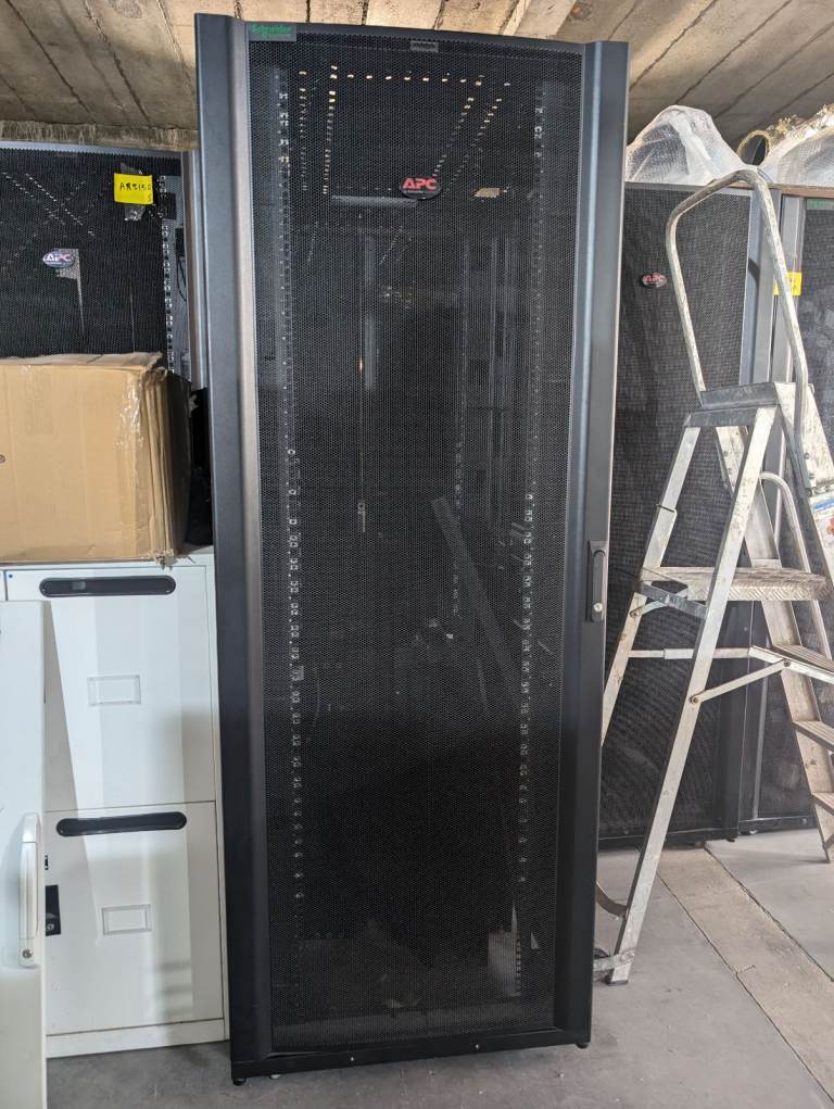 APC NETSHELTERS DATA SERVER CABINETS STORAGE