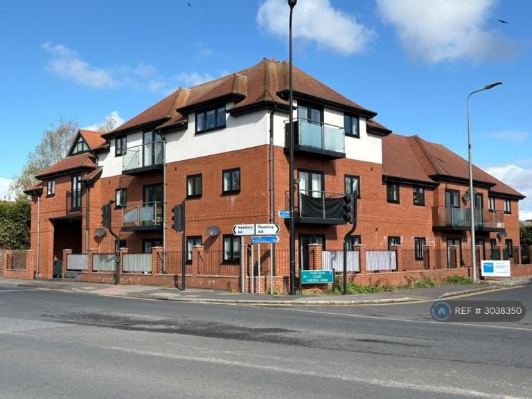 2 bedroom flat in Thatcham Court, Thatcham, RG18 (2 bed) (#3038350)