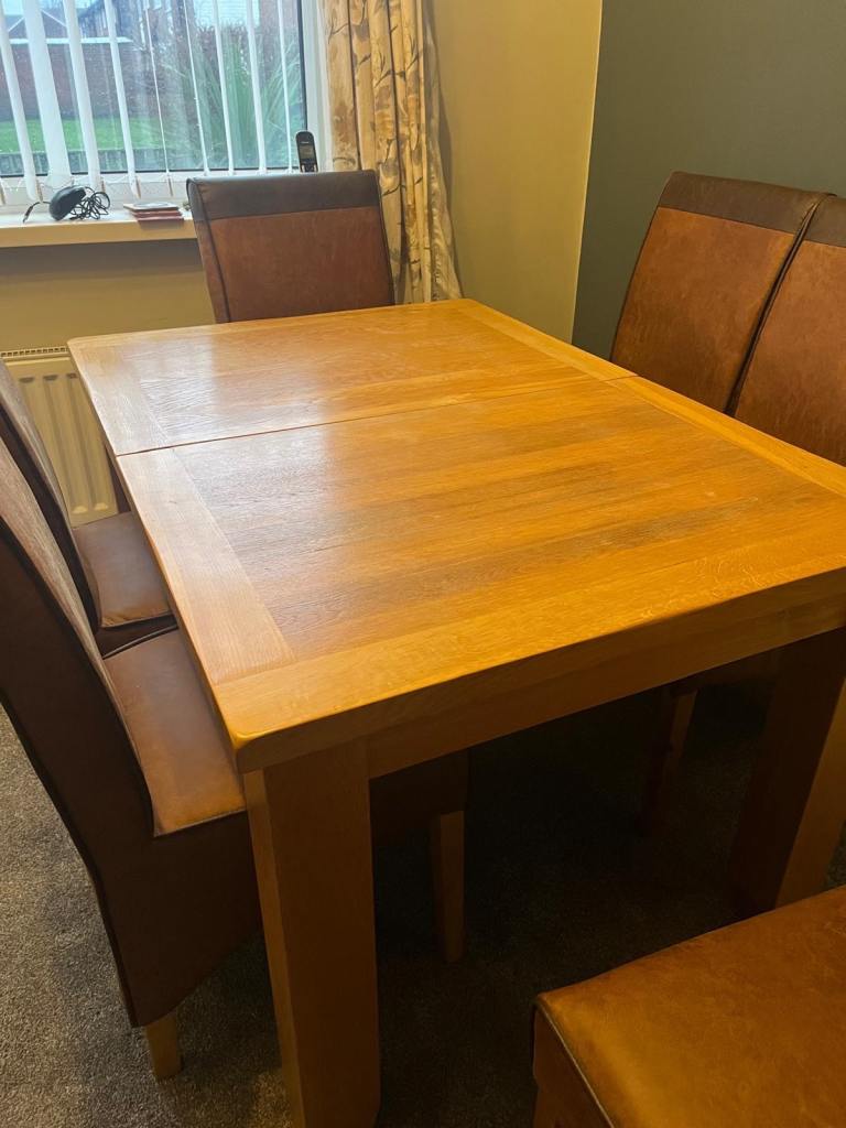 Dining table and 6 chairs 