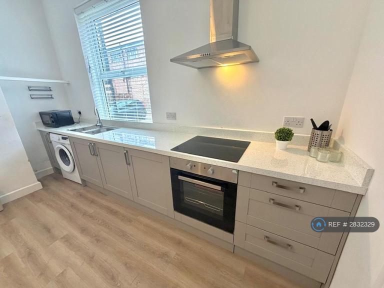 1 bedroom flat in Elm Avenue, Nottingham, NG3 (1 bed) (#2832329)