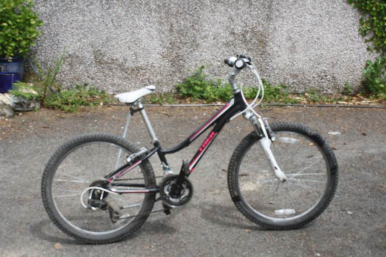 TREK .220 ,girls /small lady , MOUNTAIN  BIKE,