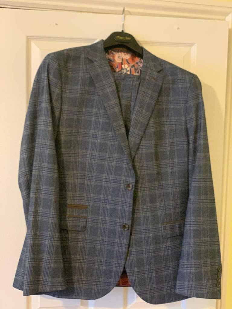 MENS SUIT 