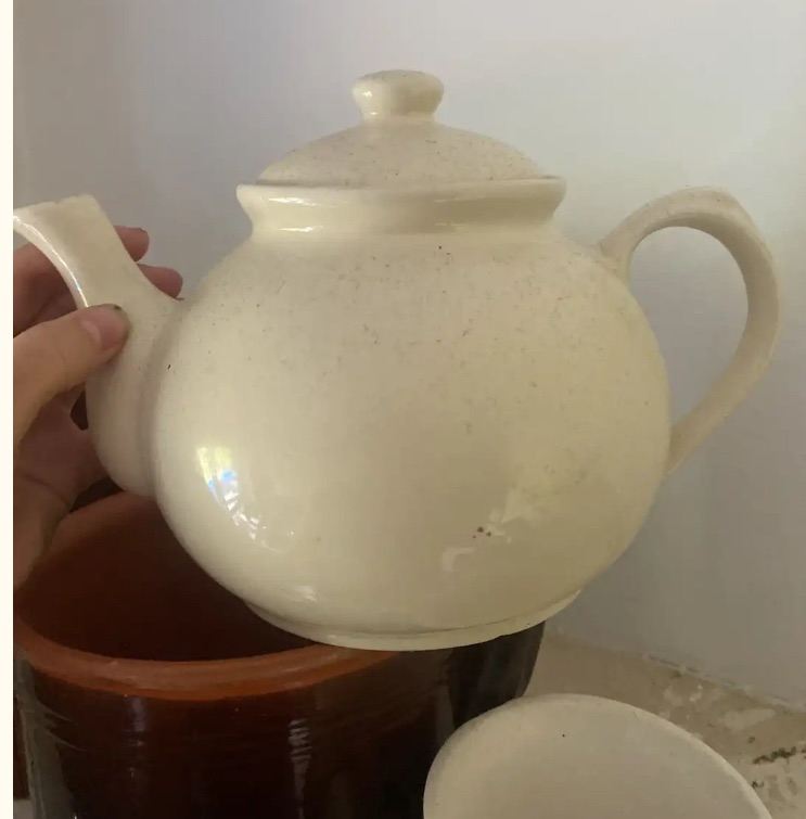 Ceramic tea pot with a lid 