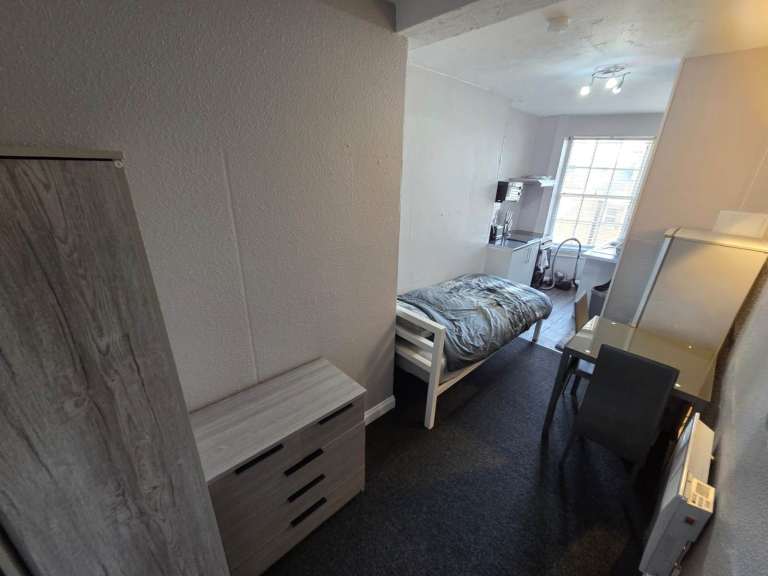 Single Bedsit near the centre of Brighton and close to the sea.